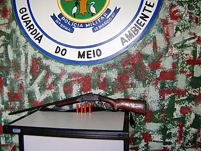 PMA prende pescador com espingarda de caça e munições