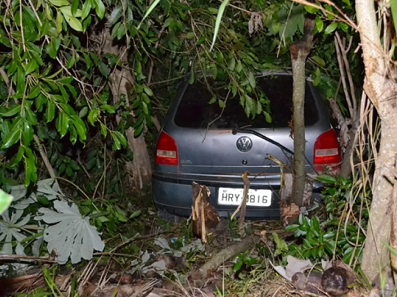 Motorista perde o controle e cai com carro em Coxim