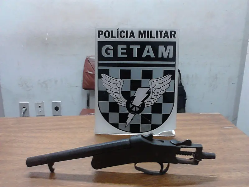 PM de Corumbá apreende adolescente com arma enrolada em camiseta