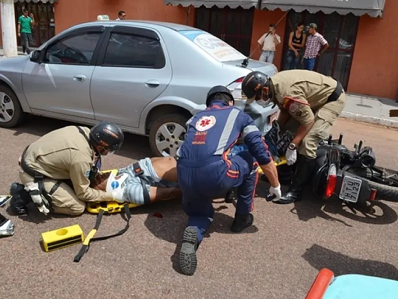 Motociclista colide em taxi em Coxim