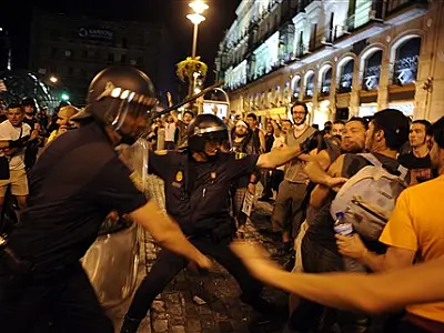 Manifestantes são presos durante protesto em Madrid