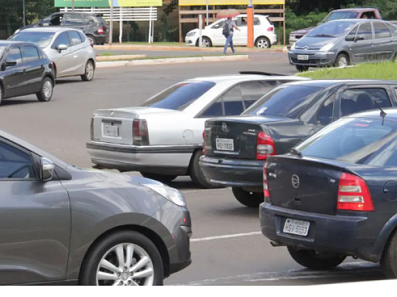 Licenciamento de veículos com placas final 3 e IPVA vencem nesta quarta-feira