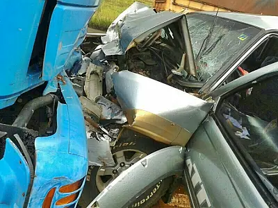 Colisão entre picape e caminhão mata uma pessoa e deixa outra ferida