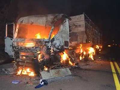 Colisão entre duas carretas e veículo de passeio provoca incêndio na BR-163