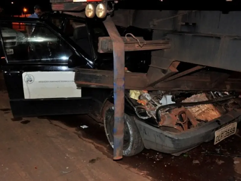 Condutor colide em caminhão estacionado no interior