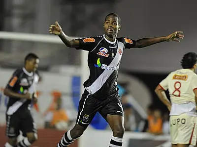 Vasco goleia Universitário do Peru e avança às semifinais