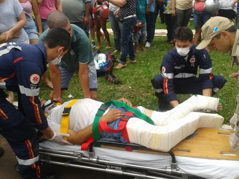 Rapaz fratura as pernas durante grave acidente em Nova Andradina