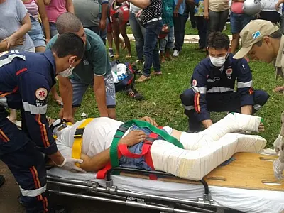 Rapaz fratura as pernas durante grave acidente em Nova Andradina