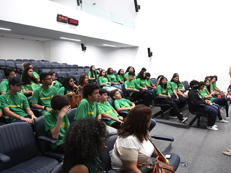Estudantes de Três Lagoas conhecem dependências e funcionamento da ALEMS
