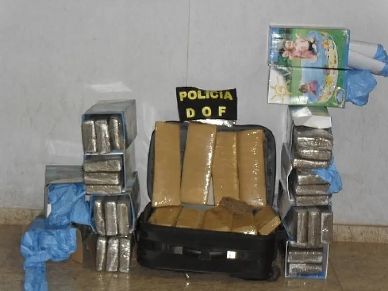 DOF apreende celulares, cocaína e maconha em três ônibus