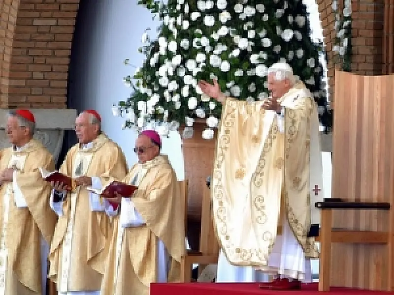Em 1ª aparição após renúncia, papa envia mensagem ao Brasil