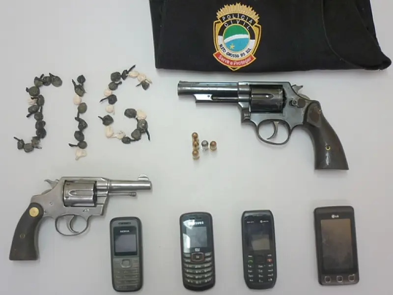Adolescentes são apreendidos com crack e armas