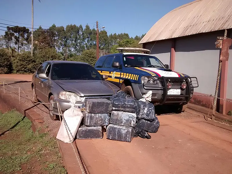 Condutor foge e abandona veículo carregado com maconha
