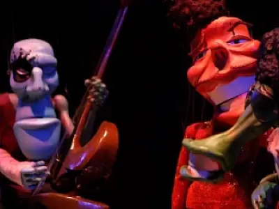Banda de bonecos encenam o espetáculo “Armatrux, a banda” no Palco Brasil