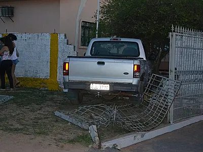 Jovem sem CNH bate em veículo, grade e muro na cidade de Coxim