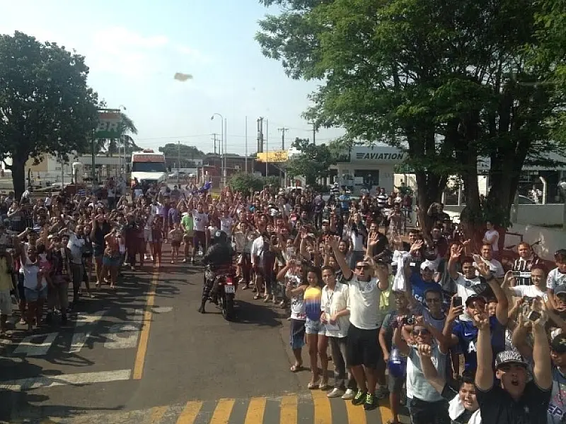 Corinthians decepciona torcedores campo-grandenses em chegada ao Aeroporto
