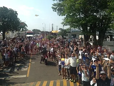 Corinthians decepciona torcedores campo-grandenses em chegada ao Aeroporto