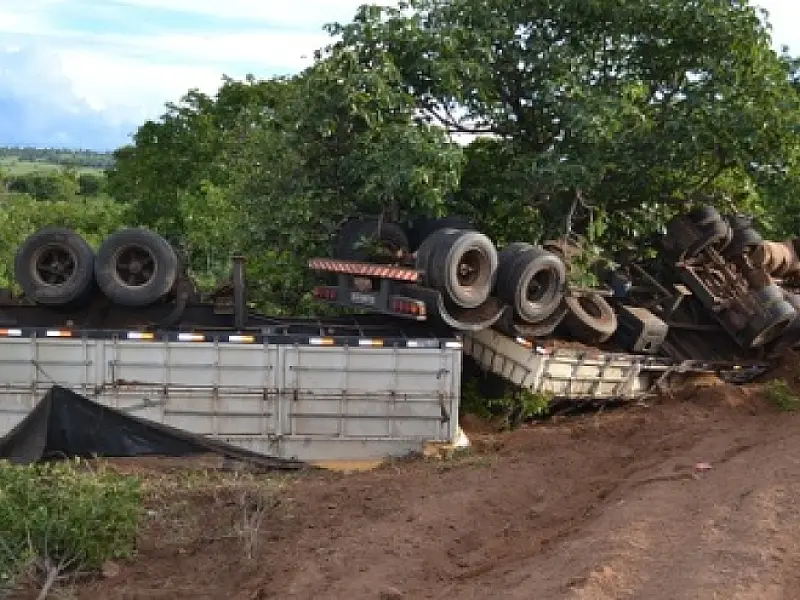 Carreta carregada tomba durante ultrapassagem na BR-163