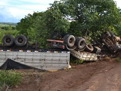 Carreta carregada tomba durante ultrapassagem na BR-163