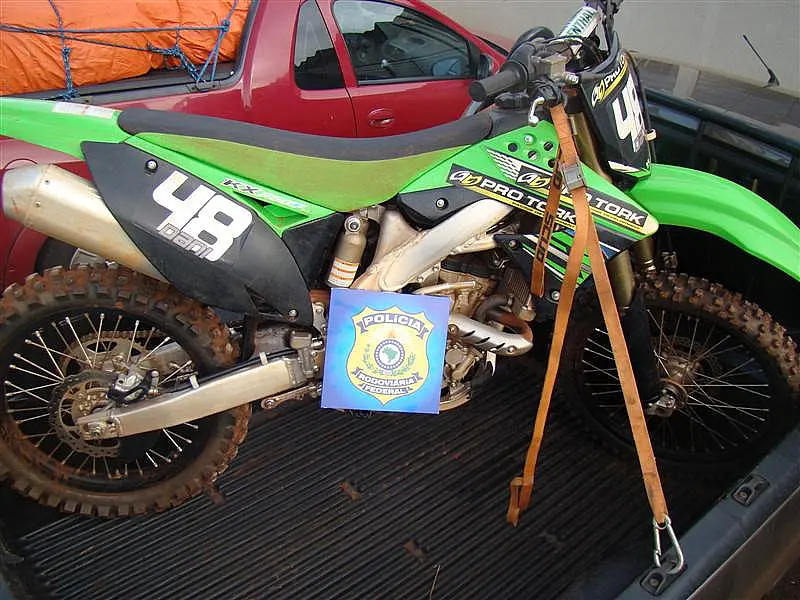 Motorista tenta enganar polícia sujando moto de lama