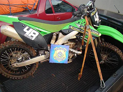 Motorista tenta enganar polícia sujando moto de lama
