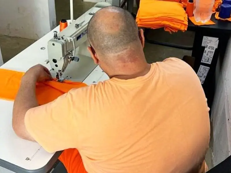 Internos da Penitenciária da Gameleira I recebem uniformes confeccionados no próprio presídio