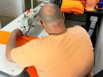 Internos da Penitenciária da Gameleira I recebem uniformes confeccionados no próprio presídio