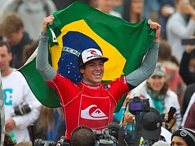 Medina dá ao Brasil o primeiro título mundial na principal categoria do surf