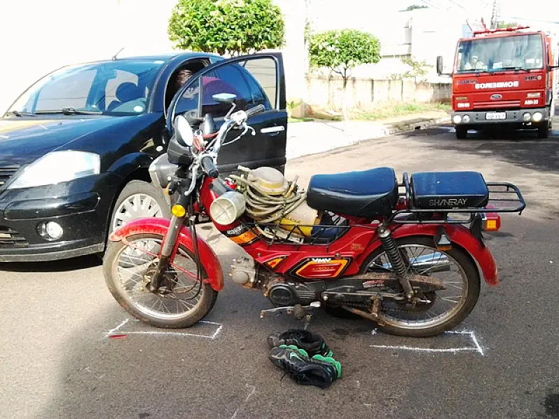 Pintor cai de moto a uma quadra do trabalho