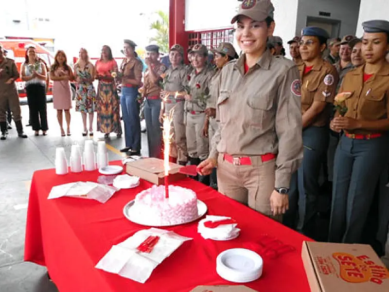 Bombeiras militares recebem homenagem da corporação