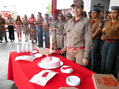 Bombeiras militares recebem homenagem da corporação