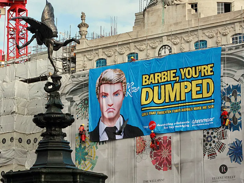 Ativistas protestam contra "Barbie" por crime ambiental