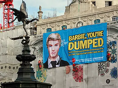 Ativistas protestam contra "Barbie" por crime ambiental