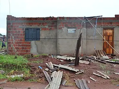 Cerca de 150 casas tiveram perca total em Caarapó com vendaval