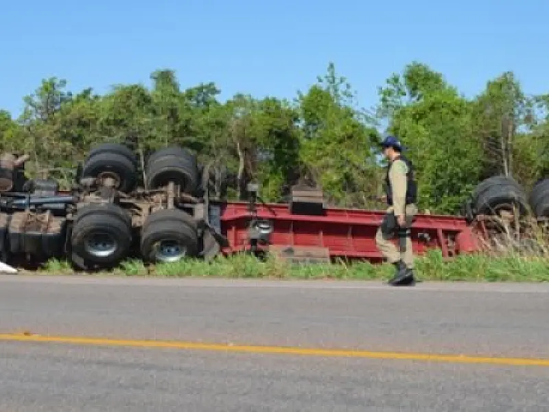 Motorista perde o controle e tomba carreta na BR-163