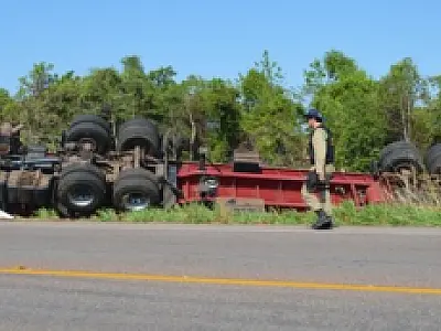 Motorista perde o controle e tomba carreta na BR-163