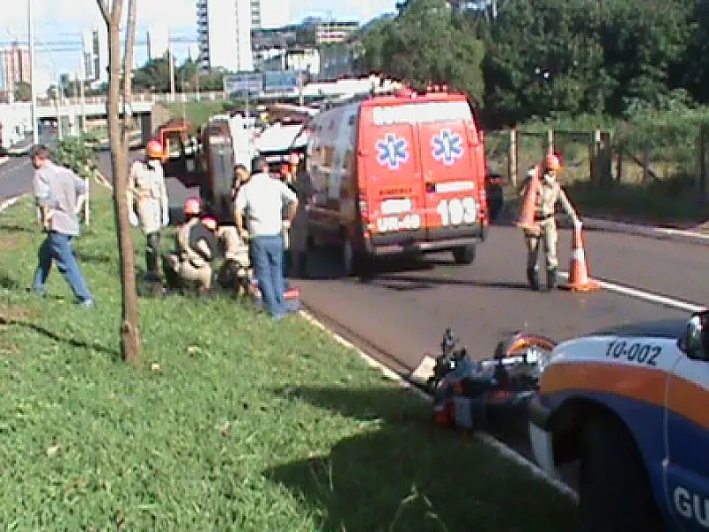 Acidente entre carro e moto, deixa um ferido na Av. Ricardo Brandão