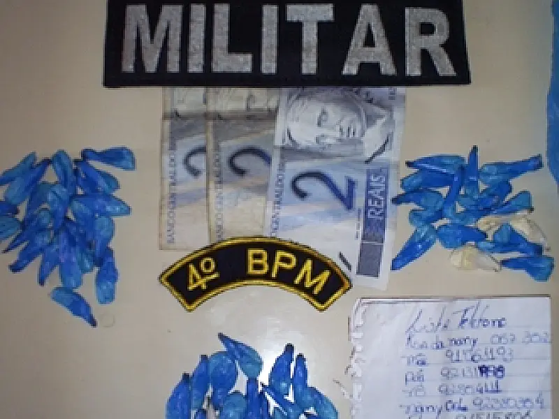 Com passagens pela polícia, dupla é flagrada comercializando drogas