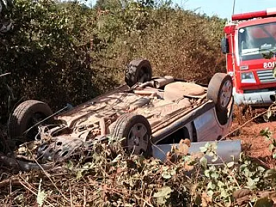 Ao desviar de “lobinho”, motorista perde controle e capota em Coxim