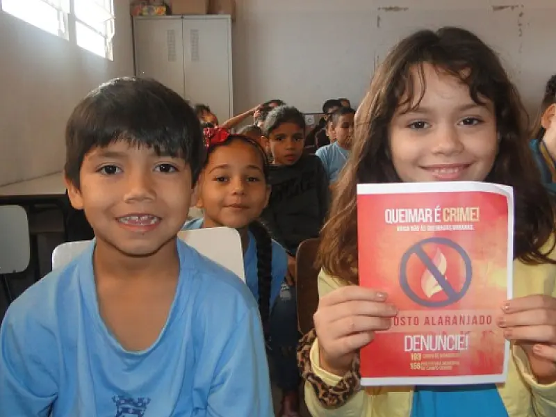 Campanha Agosto Alaranjado vai até escola para chamar a atenção sobre ação criminosa das queimadas