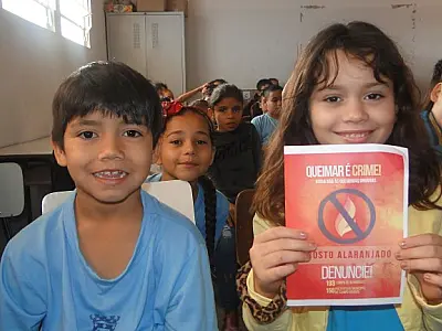 Campanha Agosto Alaranjado vai até escola para chamar a atenção sobre ação criminosa das queimadas