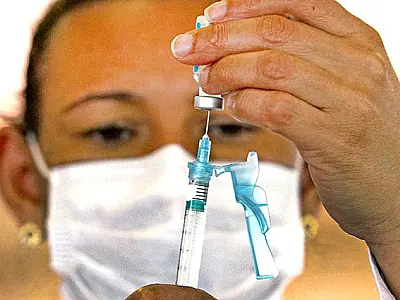 SES alerta para dose de reforço em idosos acima de 60 anos: "maior número de hospitalizações e óbito
