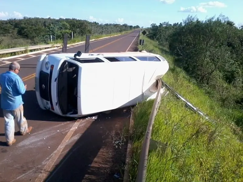 Kombi perde o controle e tomba na MS-473 nessa sexta