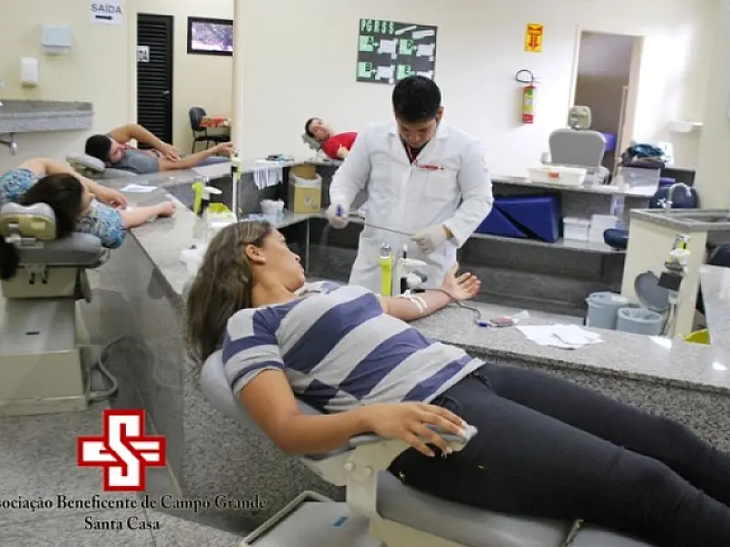 Universitários doam sangue na Santa Casa em trote solidário