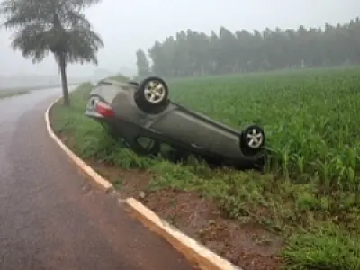 Carro capota durante forte chuva na MS-376 em Culturama