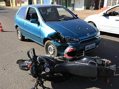 Motociclista é arremessado por cima de carro com colisão em Coxim