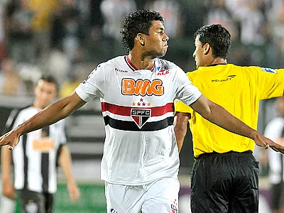 São Paulo vence Atlético-MG e assume liderança isolada do Brasileiro