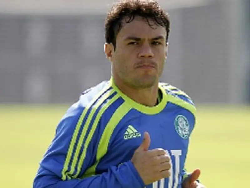 Kleber assina pré-contrato com Grêmio