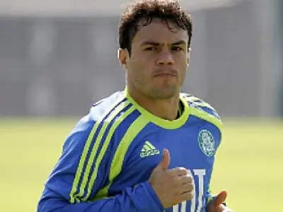 Kleber assina pré-contrato com Grêmio