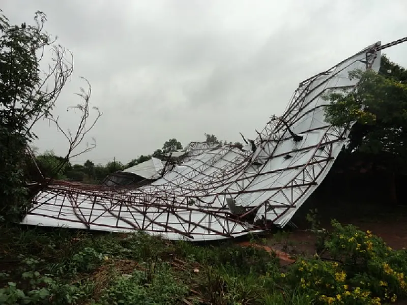 Temporal causa destruição em bairros de Dourados